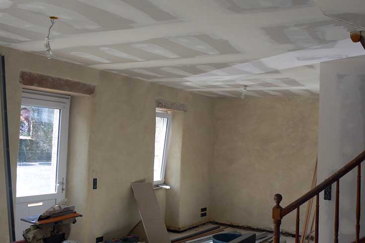 Bandes à placoplatre au plafond