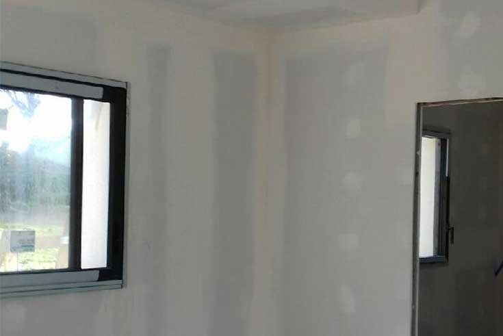 Piece avec bandes à placoplatre