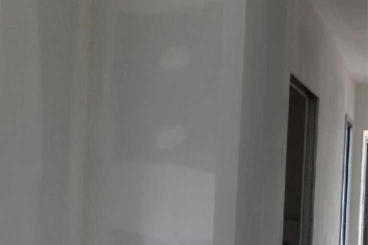 Piece avec bandes à placoplatre