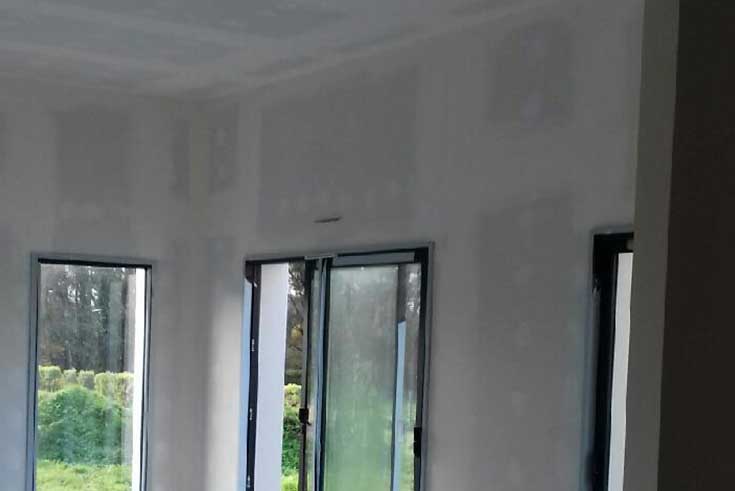 Piece avec bandes à placoplatre