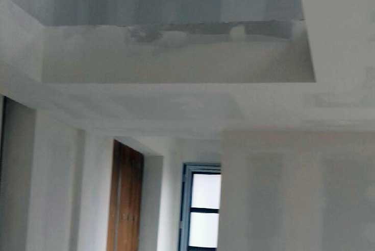 Piece avec bandes à placoplatre