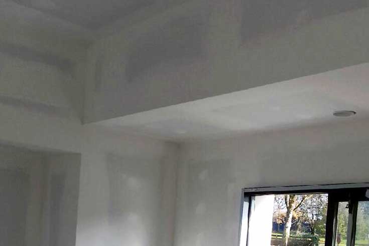 Piece avec bandes à placoplatre